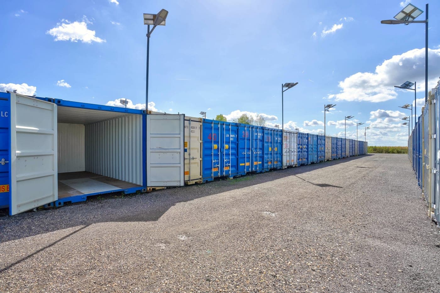 Allées larges entre les containers Safestock