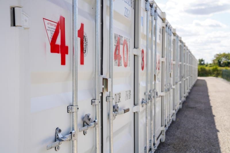 Rangée de containers maritimes Safestock